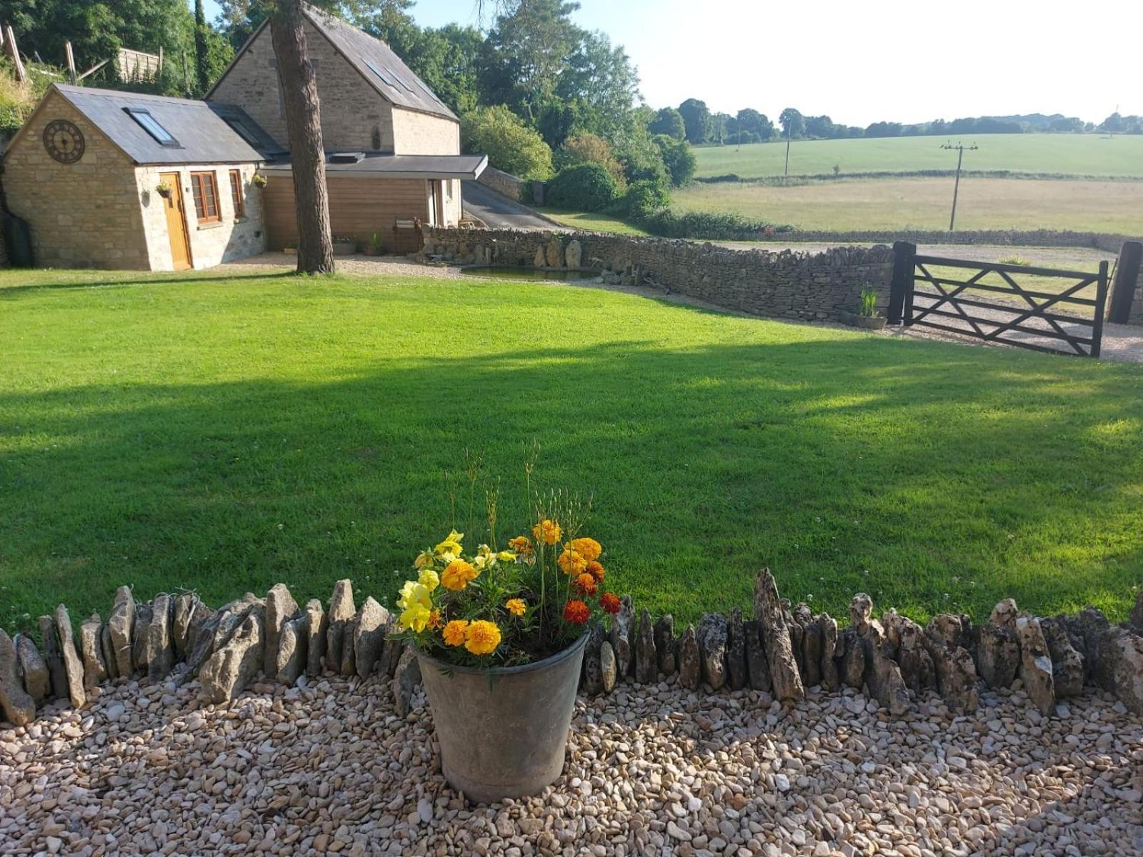 Thames Head Wharf - Historic Cotswold Cottage With Stunning Countryside Views Cirencester Exterior photo