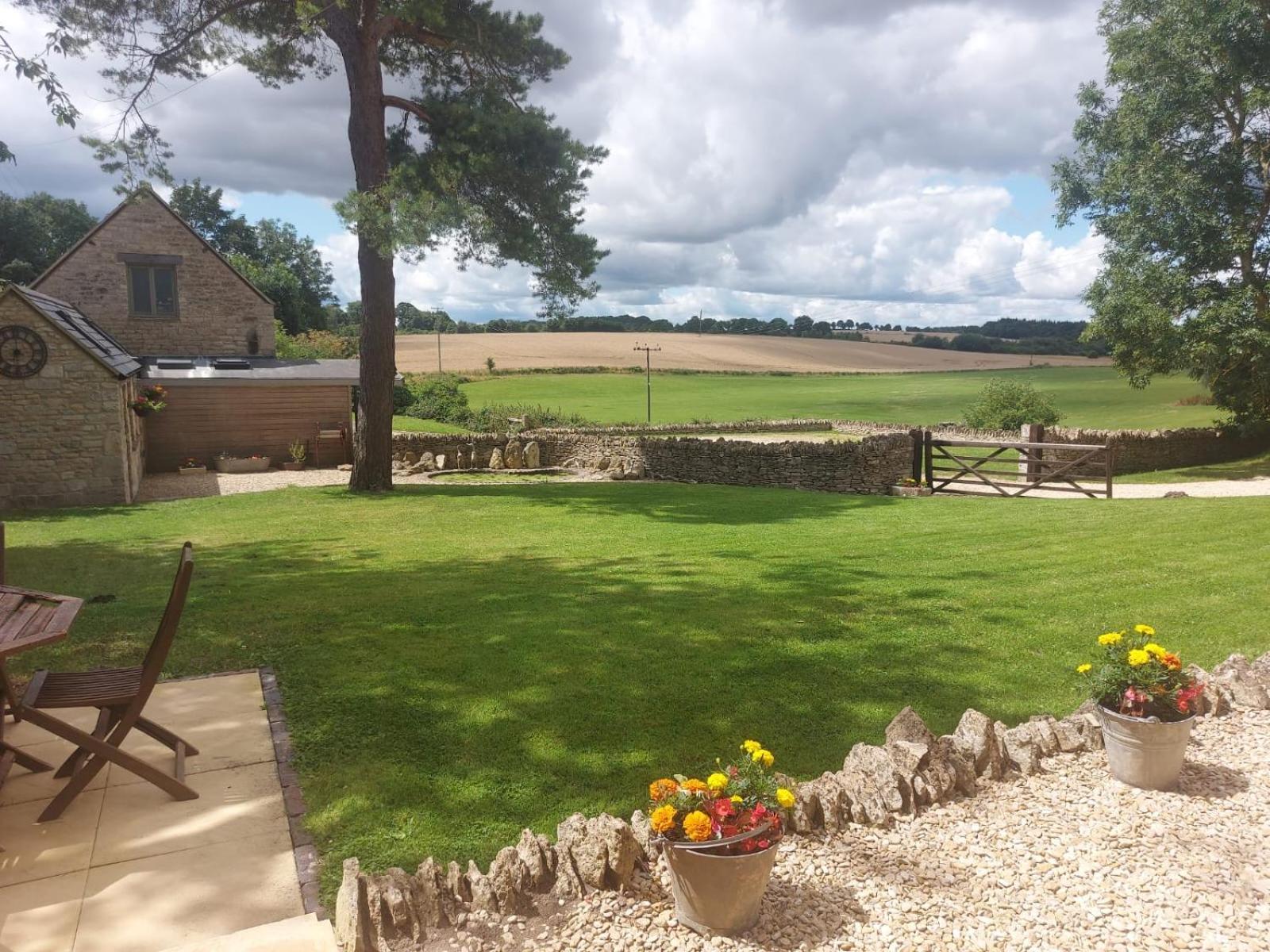 Thames Head Wharf - Historic Cotswold Cottage With Stunning Countryside Views Cirencester Exterior photo