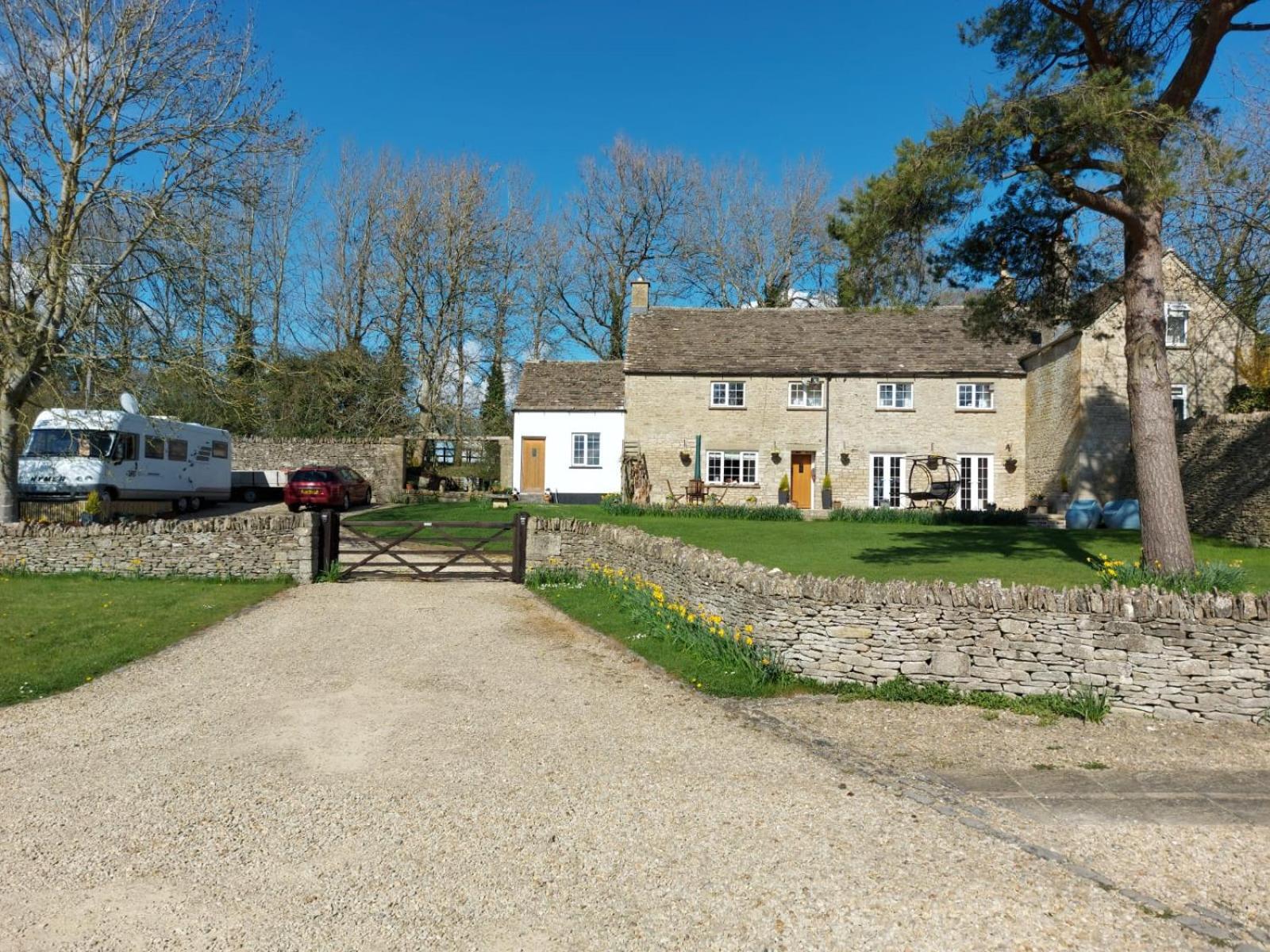 Thames Head Wharf - Historic Cotswold Cottage With Stunning Countryside Views Cirencester Exterior photo